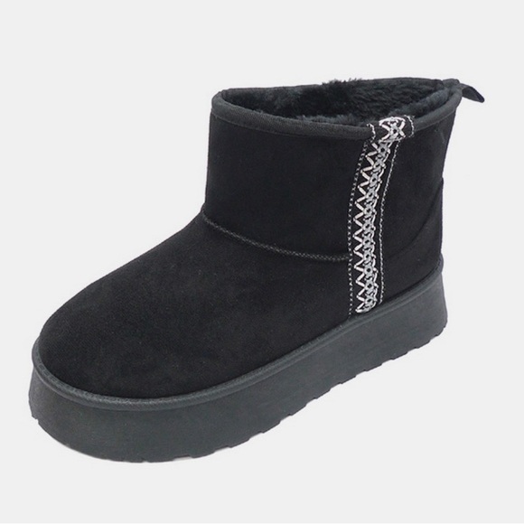 NWT WILD DIVA Black Fleece Lined Chunky Platform Short Ankle Boots - Picture 1 of 3